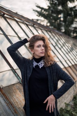 Cam yapıları yakınındaki siyah ceketli güzel kız