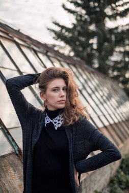 Cam yapıları yakınındaki siyah ceketli güzel kız