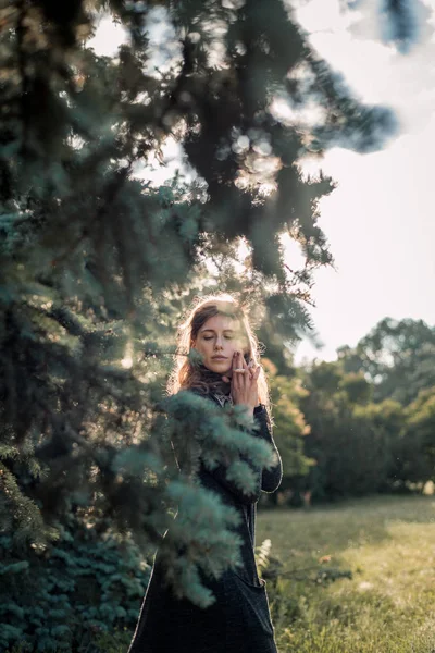 Çam ağacı ve güzel kız 