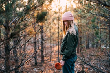 sıcak kız yeşil bir ceket ve gün batımı