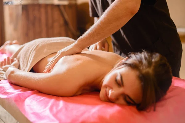 Dziewczyna jest w stanie spoczynku gdy trener sprawia, że masaż — Zdjęcie stockowe