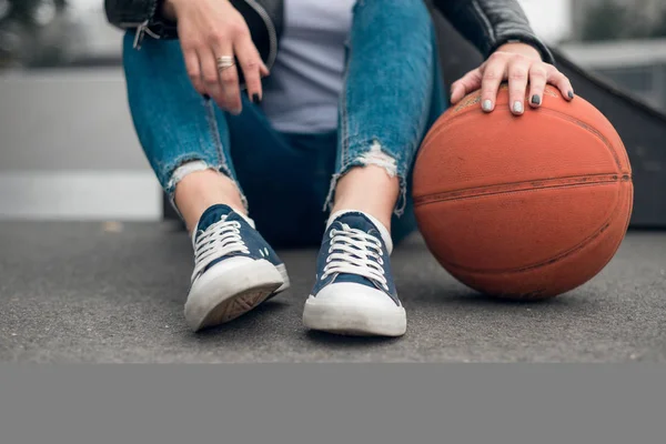 Skate Park basketbol ile oturan kız — Stok fotoğraf