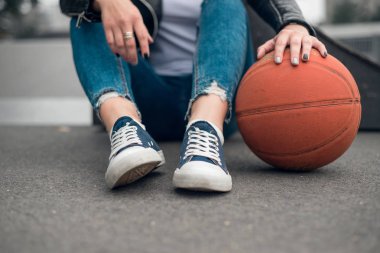 Skate Park basketbol ile oturan kız