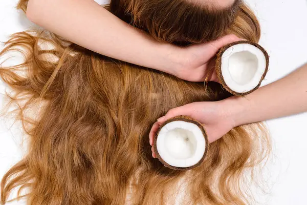 Hermosa joven maneja el pelo natural y la piel perfecta con coco en la mano. Belleza cabello castaño claro. fondo blanco. vista superior . —  Fotos de Stock