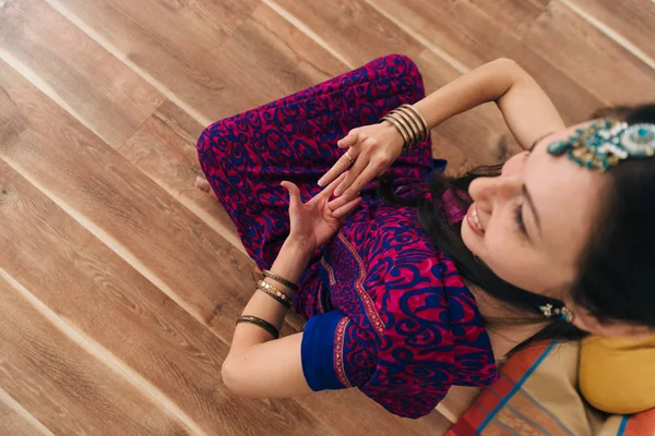 Hindu geleneksel kıyafetlerini giymiş çarpıcı Hint gelini