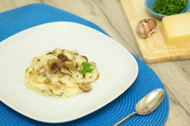 Risotto mantar, parmesan peyniri ve maydanoz ile