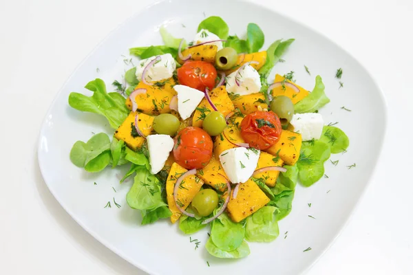 Salada quente com abóbora assada e tomate cereja com queijo caseiro e azeitonas — Fotografia de Stock