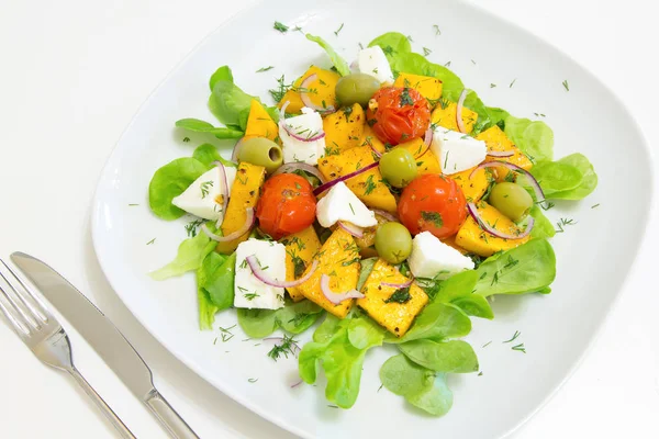 Warme salade met geroosterde pompoen en cherry tomaten met zelfgemaakte kaas en olijven — Stockfoto