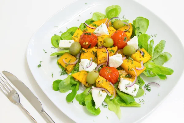 Warme salade met geroosterde pompoen en cherry tomaten met zelfgemaakte kaas en olijven — Stockfoto