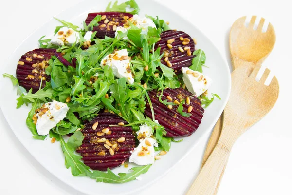 Salada de beterraba assada, queijo de cabra caseiro, rúcula e pinhões — Fotografia de Stock