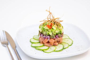 Avokado, salatalık, Kapari ve soğan ile Somon tartar 