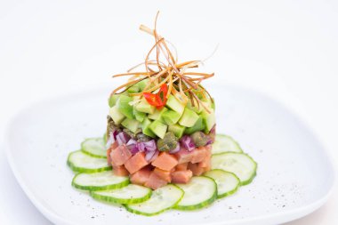 Avokado, salatalık, Kapari ve soğan ile Somon tartar