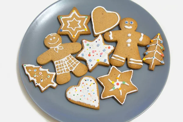 Biscoitos de gengibre caseiros de Natal em um prato — Fotografia de Stock