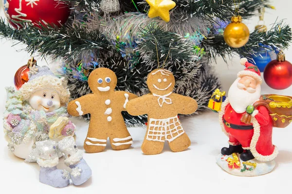 Zelfgemaakte peperkoek kerstkoekjes op een plaat — Stockfoto