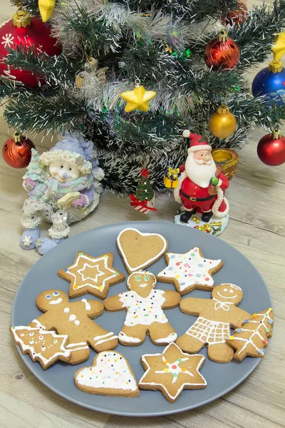 Domácí vánoční perníčky na talíři — Stock fotografie