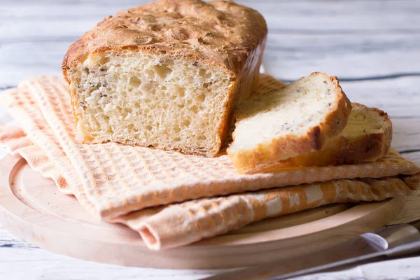 Пшеничный домашний свежий хлеб с семенами — стоковое фото