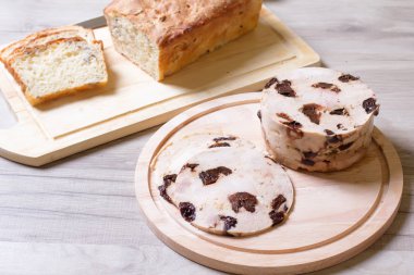 Kuru erik ve ev yapımı kepekli ekmek ile ev yapımı jambon