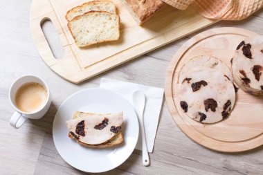 Kuru erik ve ev yapımı kepekli ekmek ile ev yapımı jambon