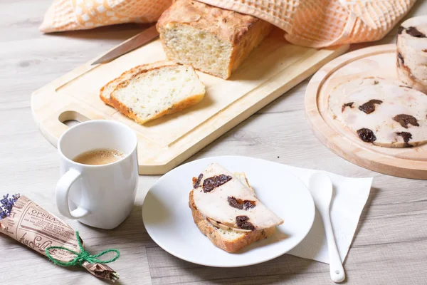 Kuru erik ve ev yapımı kepekli ekmek ile ev yapımı jambon