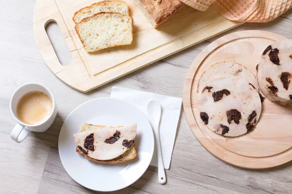 Kuru erik ve ev yapımı kepekli ekmek ile ev yapımı jambon