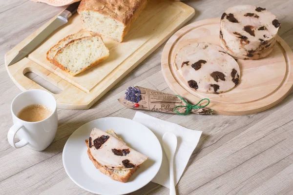 Kuru erik ve ev yapımı kepekli ekmek ile ev yapımı jambon