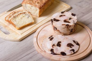 Kuru erik ve tohumları ile ev yapımı kepekli ekmek ile ev yapımı jambon