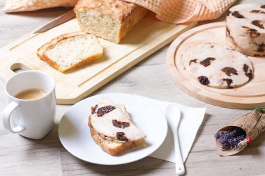 Kuru erik ve tohumları ile ev yapımı kepekli ekmek ile ev yapımı jambon