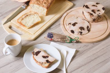 Kuru erik ve tohumları ile ev yapımı kepekli ekmek ile ev yapımı jambon