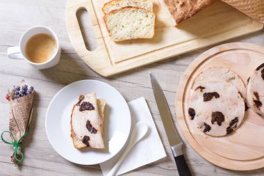 Kuru erik ve tohumları ile ev yapımı kepekli ekmek ile ev yapımı jambon