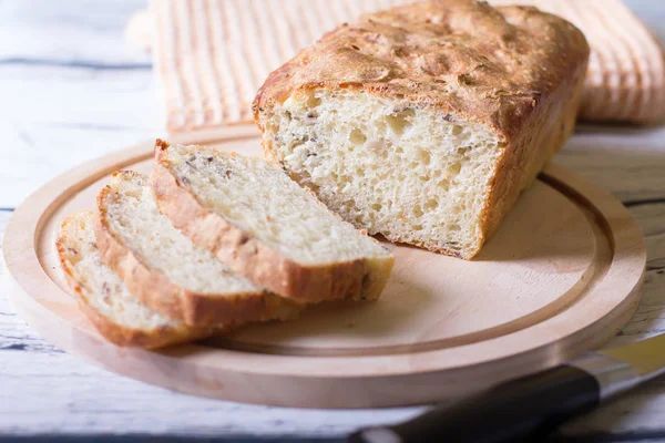 Trigo casero pan fresco con semillas — Foto de Stock
