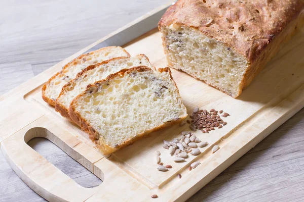 Trigo casero pan fresco con semillas — Foto de Stock
