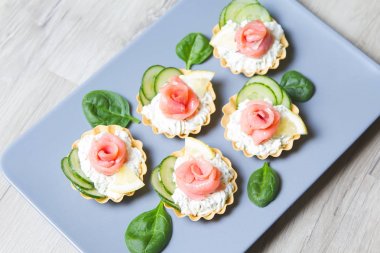 Tartı ile krem peynir, salatalık ve biraz tuzlu alabalık