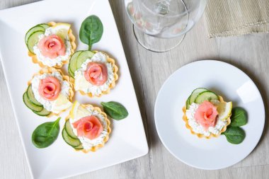 Tartı ile krem peynir, salatalık ve biraz tuzlu alabalık