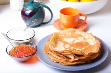 Havyar ve ekşi krema ile geleneksel Rus krep. Shrovetide