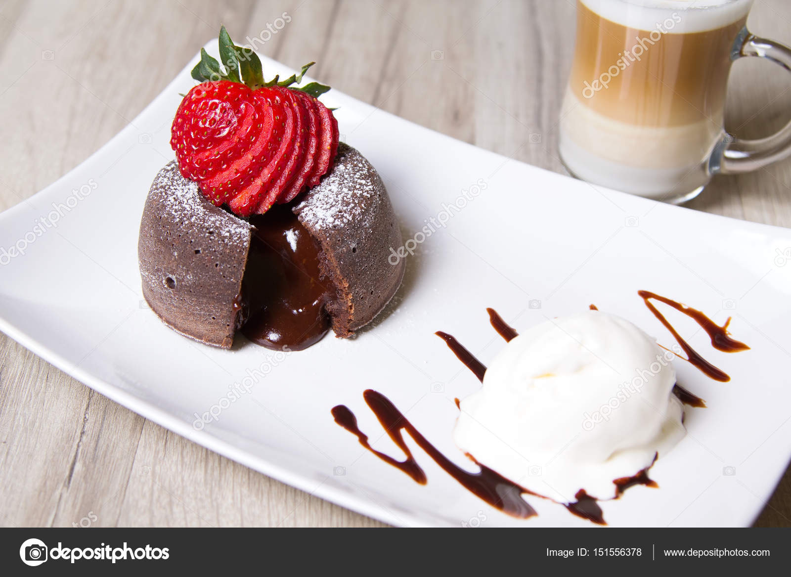 Schokoladenfondant Lavakuchen mit Erdbeeren und Eis - Stockfotografie ...