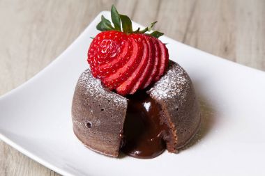 fondan çikolata lav kek çilek ile