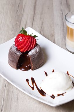 Çikolatalı fondan lav kek çilek ve dondurma ile