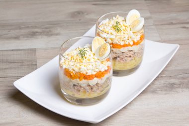 Geleneksel Rus salatası Mimoza