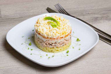 Geleneksel Rus salatası Mimoza