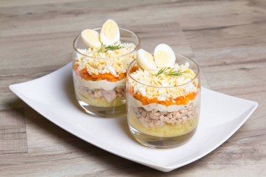 Geleneksel Rus salatası Mimoza