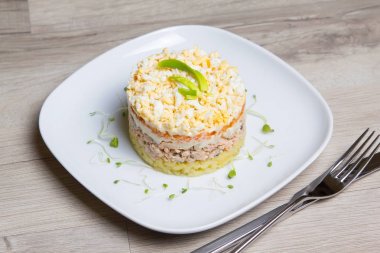 Geleneksel Rus salatası Mimoza