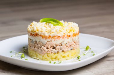 Geleneksel Rus salatası Mimoza