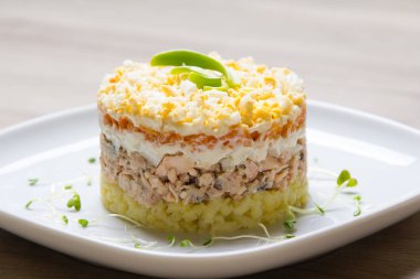 Geleneksel Rus salatası Mimoza