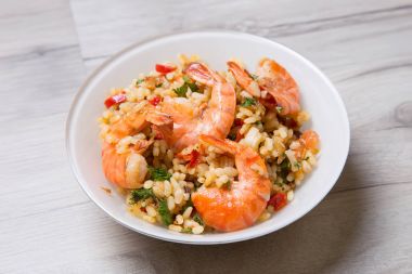 Karides ve midyeli paella.