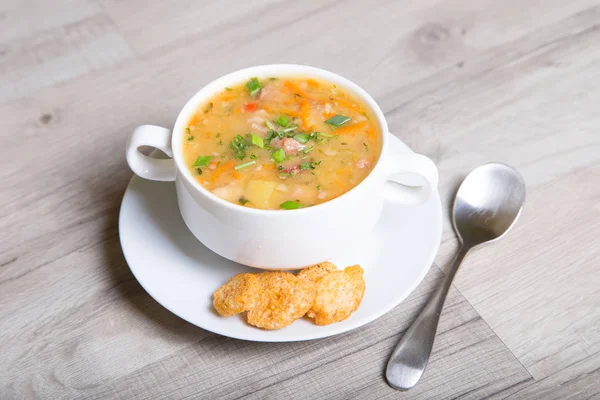 Sopa de guisantes con carne, salchichas ahumadas y croutons —  Fotos de Stock