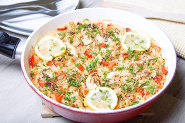 Paella tavuk, domates ve biber ile. Geleneksel İspanyol yemeği