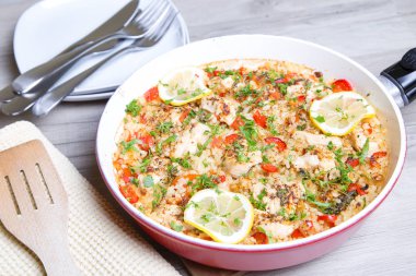 Paella tavuk, domates ve biber ile. Geleneksel İspanyol yemeği