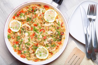 Paella tavuk, domates ve biber ile. Geleneksel İspanyol yemeği