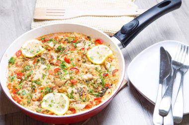 Paella tavuk, domates ve biber ile. Geleneksel İspanyol yemeği