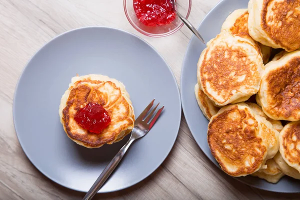 Fritters em Kefir, massa de levedura . — Fotografia de Stock